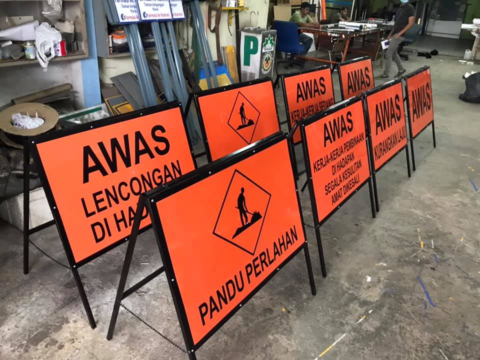 Maksud Warna Papan Tanda Jalan Raya Utama di Malaysia