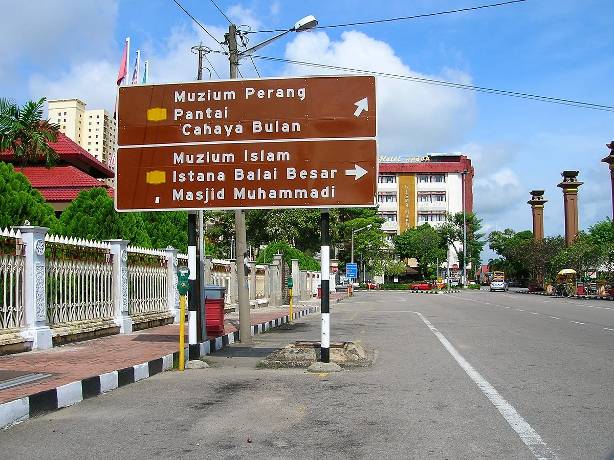 Maksud Warna Papan Tanda Jalan Raya Utama di Malaysia