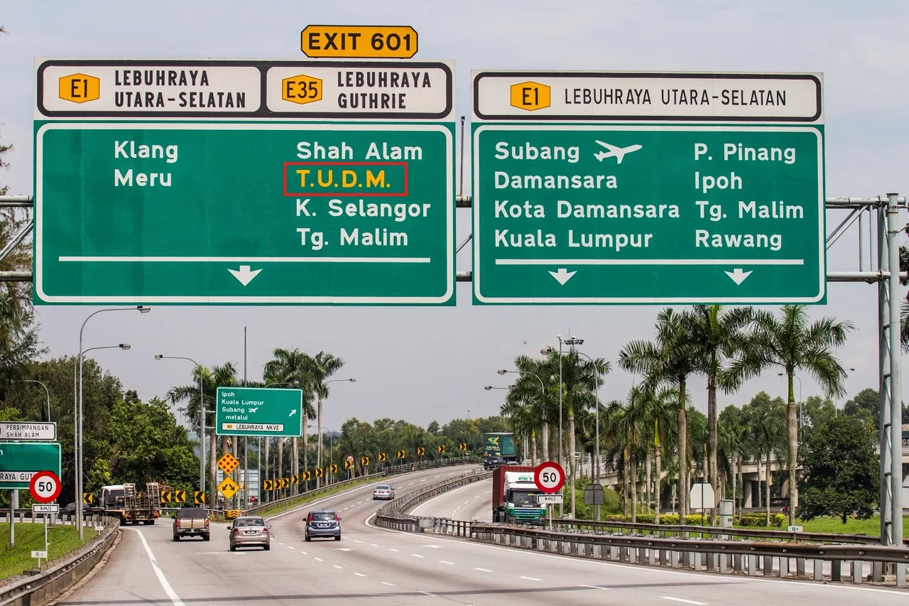 Maksud Warna Papan Tanda Jalan Raya Utama di Malaysia