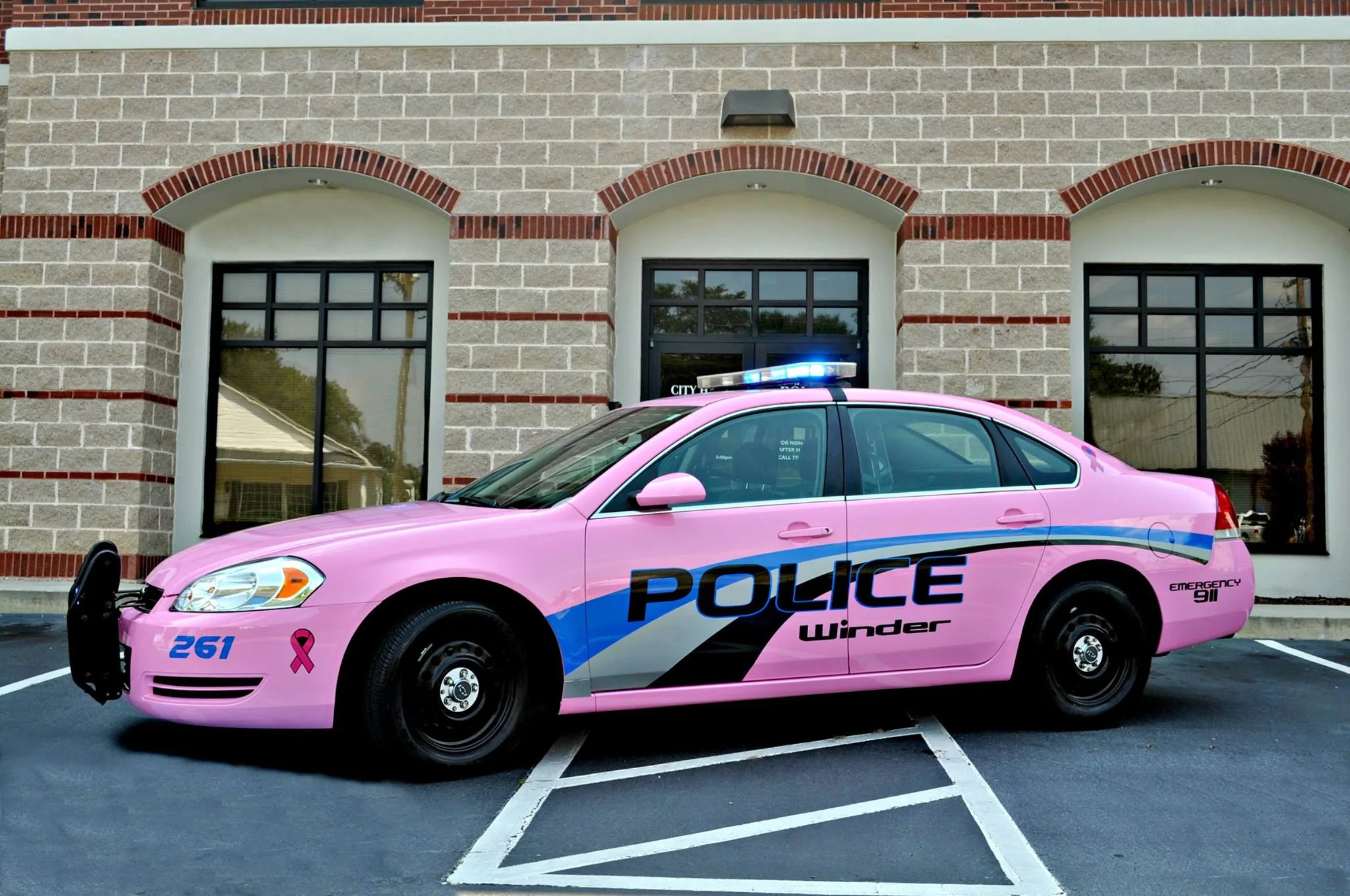 Kereta Polis Berwarna Pink Apa Sebenarnya Maksud Warna Ini? 5 Kereta Polis Berwarna Pink Apa Sebenarnya Maksud Warna Ini?