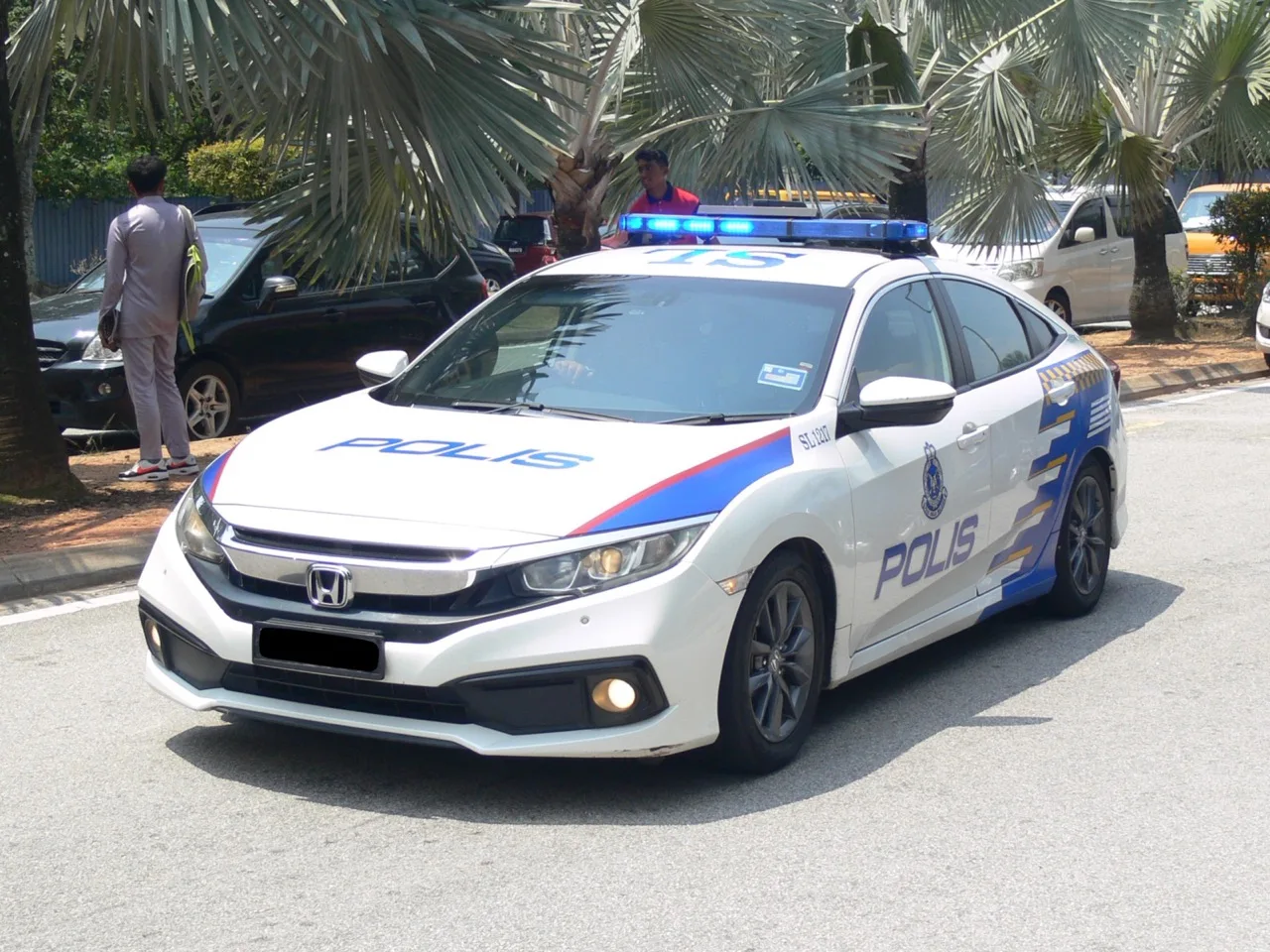 Kereta Polis Berwarna Pink Apa Sebenarnya Maksud Warna Ini? 7 Kereta Polis Berwarna Pink Apa Sebenarnya Maksud Warna Ini?