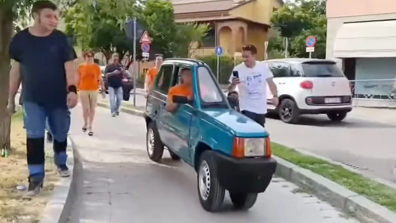 Kisah 'Flat Fiat' Kereta Paling Nipis Di Dunia 7 Kisah ‘Flat Fiat’ Kereta Paling Nipis Di Dunia