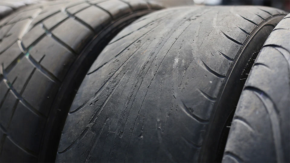 Apa Yang Terjadi Jika Anda Terus Pandu Dengan Tayar Botak?