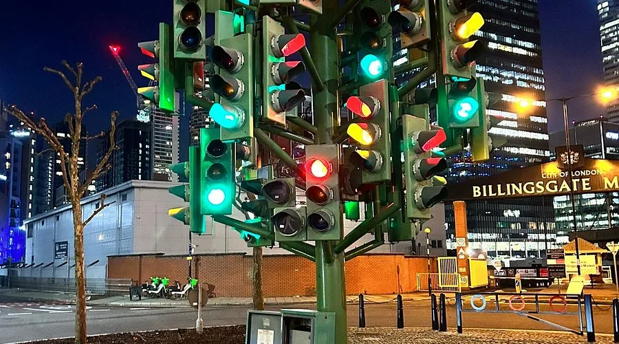 Kenapa Lampu Isyarat Guna Warna Merah, Kuning dan Hijau